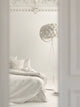 The Bride Design Stehleuchte im Schlafzimmer: handgeflochtenes Papierkleid, zartes Licht- und Schattenspiel, elegante weiße Raumgestaltung