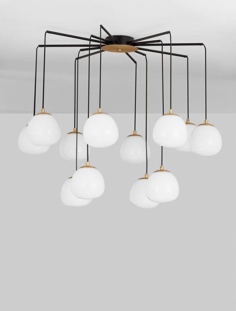 Pendelleuchte THE EGG mit 12 opalen Glasschirmen in Gold, Schwarz und Weiß, modernes Design, elegante Raumbeleuchtung.