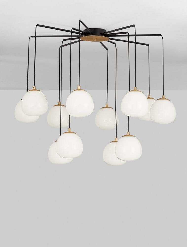 Moderne Pendelleuchte 'The Egg' mit 12 opalen Glasschirmen in Gold und Schwarz, Ø 75cm.