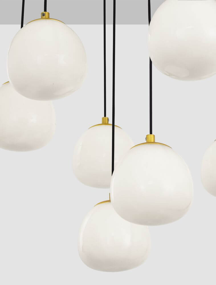 Pendelleuchte THE EGG mit opalen Glasschirmen, modernes Design in Gold und Schwarz, ideal für stilvolle Innenräume.