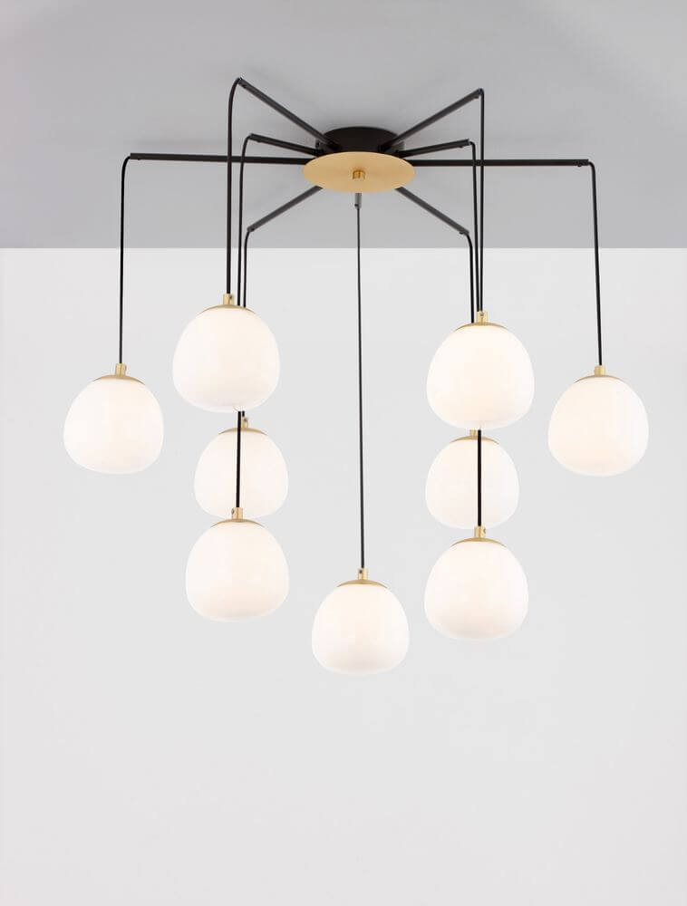 The Egg Pendelleuchte 8-flammig Ø 75cm Gold, Weiß, Schwarz in modernem Design mit opalen Lampenschirmen.