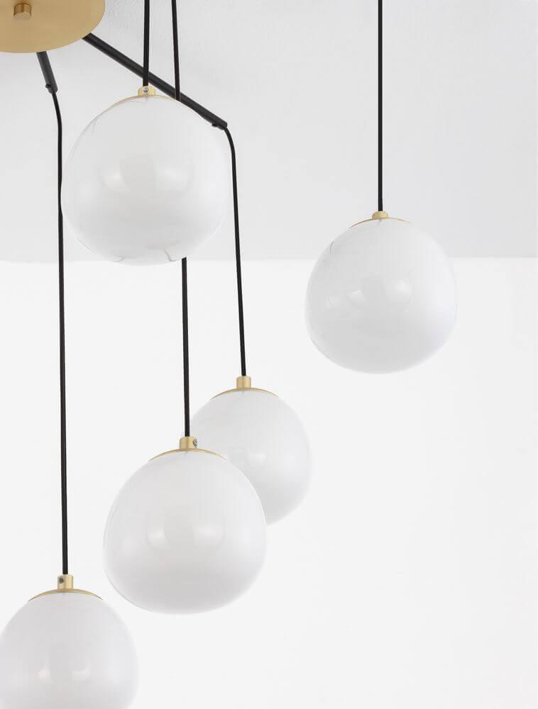 Die Egg Pendelleuchte 8-flammig Ø 75cm Gold, Weiß, Schwarz mit transparenten Glaskugeln und elegantem Design.
