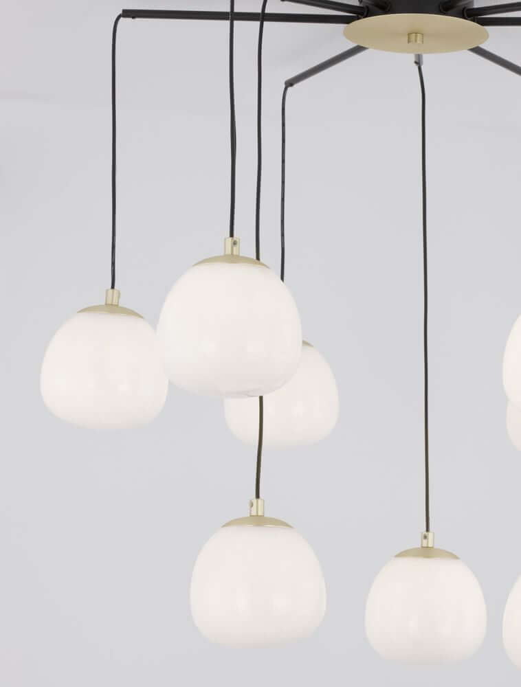 Die Egg Pendelleuchte 8-flammig Ø 75cm Gold, Weiß, Schwarz mit matten weißen Lampenschirmen.