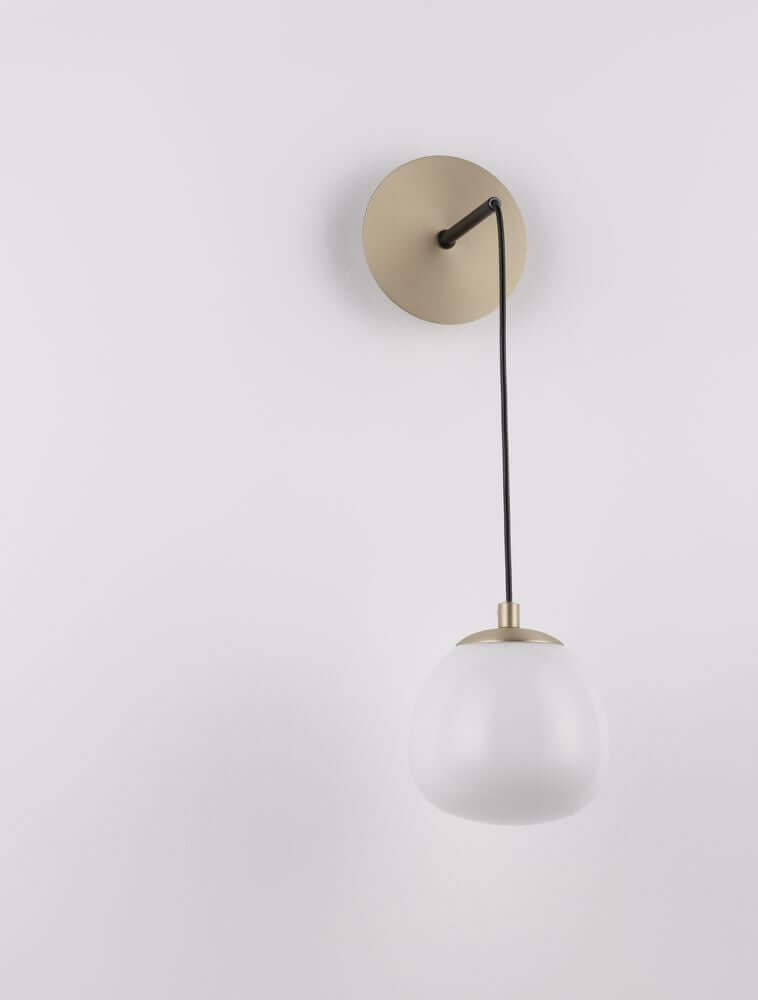 The Egg Wandleuchte Gold, Weiß, Schwarz - elegante Wandleuchte mit modernem Design und mundgeblasenem Glasschirm.