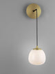 The Egg Wandleuchte Gold, Weiß, Schwarz mit elegantem Glaskorpus und goldener Halterung.