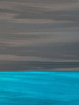 Grafik mit braun-grauem Hintergrund und einer aquamarinblauen Farbschicht an der Unterseite.