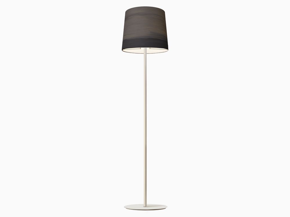 Moderne Stehleuchte mit schwarzem Lampenschirm und elegantem, schlichtem Design.