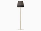 Moderne Stehleuchte mit schwarzem Lampenschirm und elegantem, schlichtem Design.