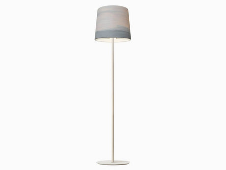 The Sisters Leinen-Stehleuchte Handbemalt  182cm – elegante, handbemalte Leinen-Stehleuchte mit zartem Farbverlauf und schlankem weißem Ständer