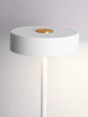 Alt Tag: Thea LED Stehlampe H 135cm Ø 20cm 3000K – schlanke Stehleuchte in Weiß mit Holzdekor-Aluminiumfuß und warmweißem LED-Licht