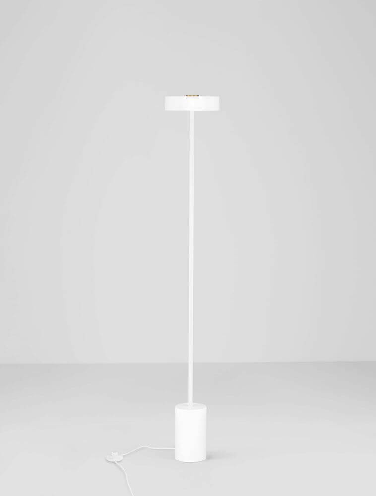 Alt Tag: Thea LED Stehlampe H 135cm Ø 20cm 3000K weißes Design mit schlankem Aluminiumgestell und warmweißem LED-Licht 3000K, 17W, 929 lm