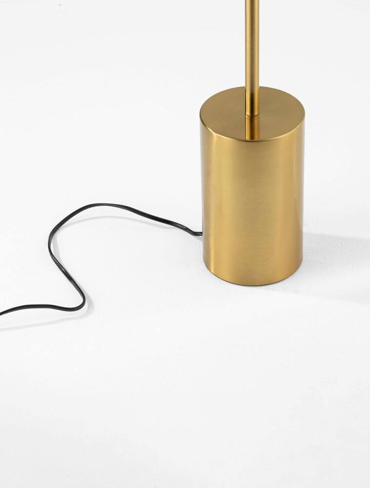 Alt Tag: Thea LED Stehlampe H 135cm Ø 20cm 3000K – schlanker Ständer mit goldfarbenem Zylinderfuß und schwarzem Kabel, warmes Holzdekor-Design