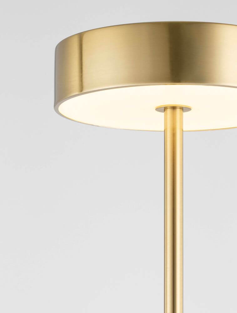 Alt Tag: Thea LED Stehlampe H 135cm Ø 20cm 3000K – schlanker LED-Standfuß in Gold mit rundem Schirm, 3000K warmweißes Licht, elegantes Holzdekor-Design