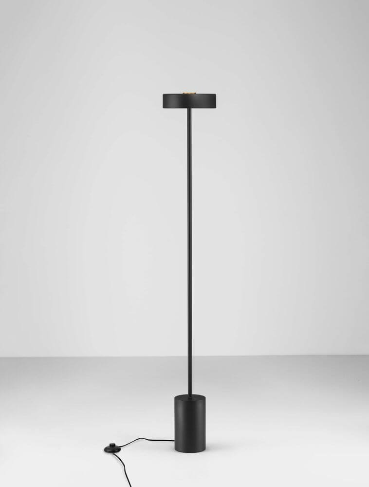 Thea LED Stehlampe H 135cm Ø 20cm 3000K – schlanke schwarze Stehlampe mit rundem Sockel und warmweißem LED-Licht, modernes Design für Wohnraum