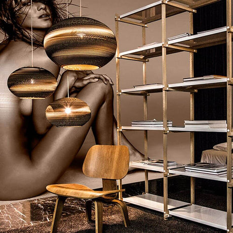 Suspension Classy en papier ovale dans une pièce moderne avec étagère à livres et chaise en bois