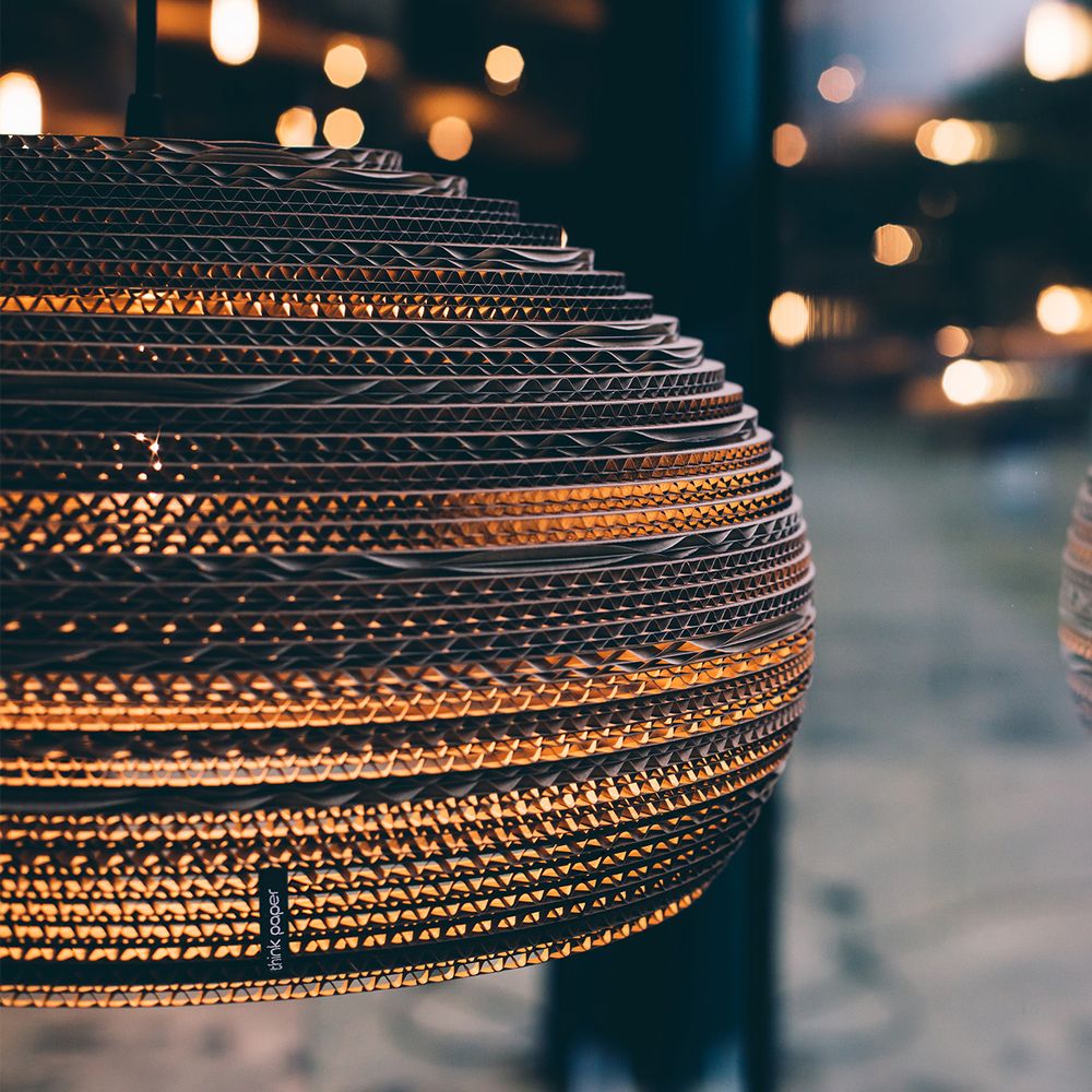 Jazzy hanging lamp made of oval cardboard