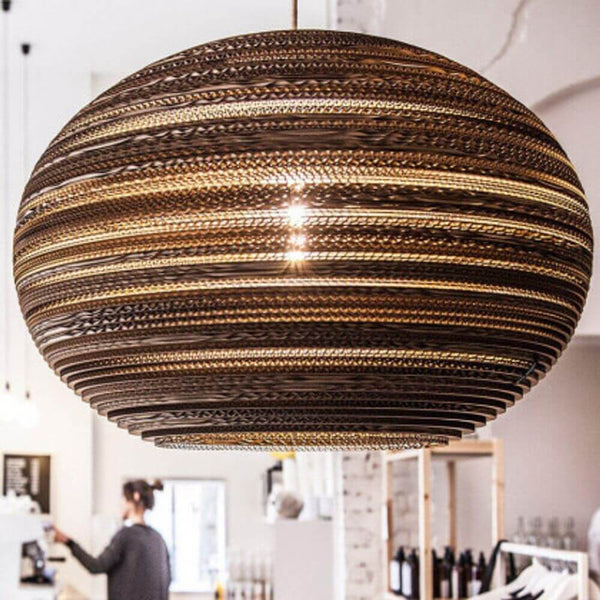 Lazy Hängeleuchte aus Papier oval in einem modernen Raum, aus nachhaltigen Materialien gefertigt.