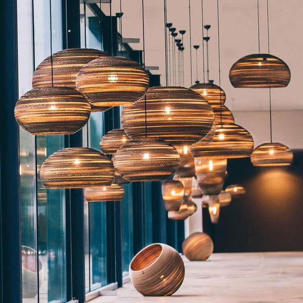 Lazy Hängeleuchte aus Papier oval - moderne Lampen in ovaler Form, hängend im Raum, nachhaltiges Design.