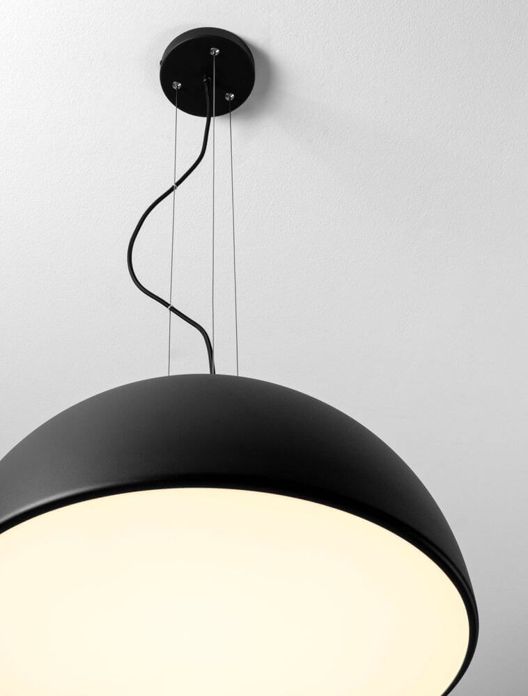 Tholos Pendelleuchte E27, 3-flammig in Schwarz und Weiß, mit eleganter Deckenbefestigung und modernem Design.