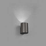 Thon-1 LED Außen-Wandlampe IP65 Anthrazit an einer Wand mit elegantem Lichtschein.