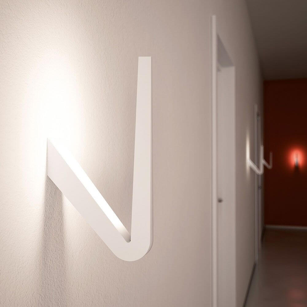 Rotaliana Tick LED-Wandleuchte 29cm Weiß an einer Wand in einem modernen Raum installiert.