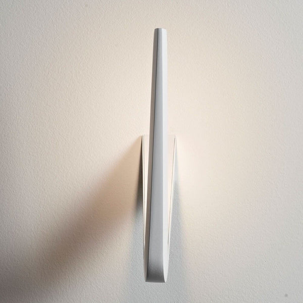 Aplique de pared Rotaliana Tick LED de 29 cm en blanco visto de frente, diseño moderno en blanco con iluminación indirecta.