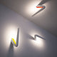 Rotaliana LED-Wandleuchte Tick 29cm Schwarz in modernem Design an der Wand montiert.