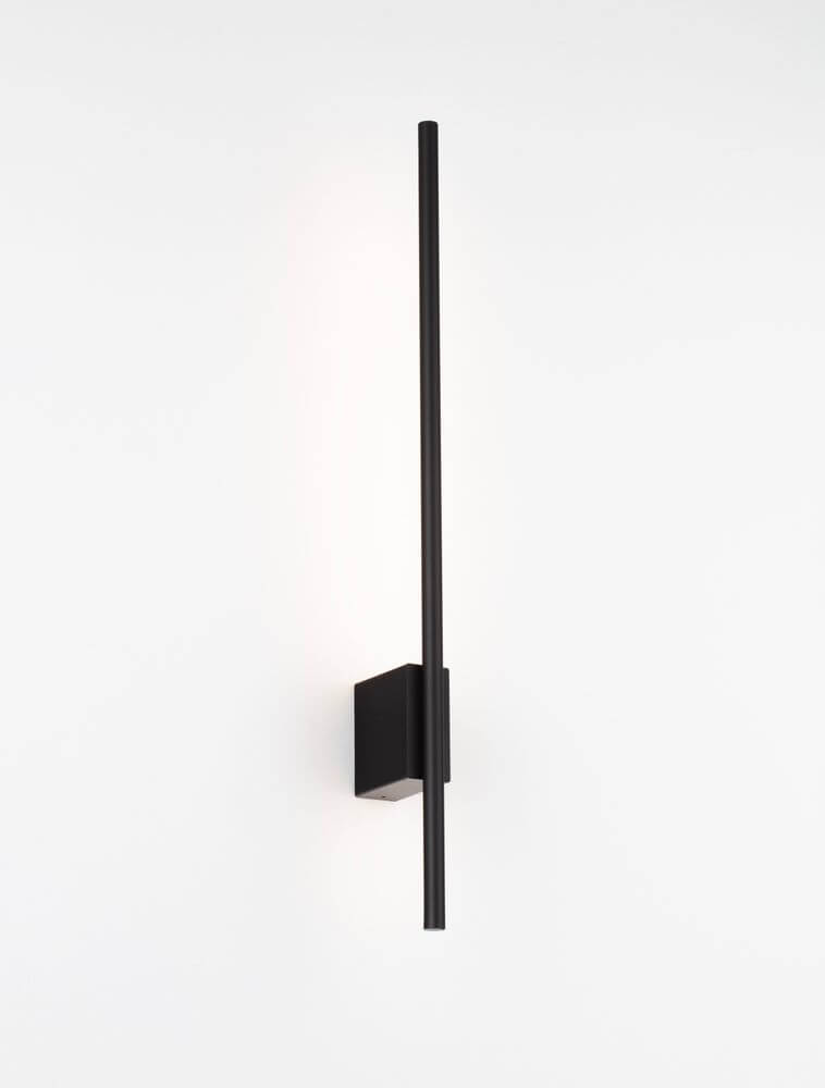 Tien LED Wandleuchte Versetzt 45/15cm 3000K Schwarz an Wand montiert, minimalistische Eleganz.