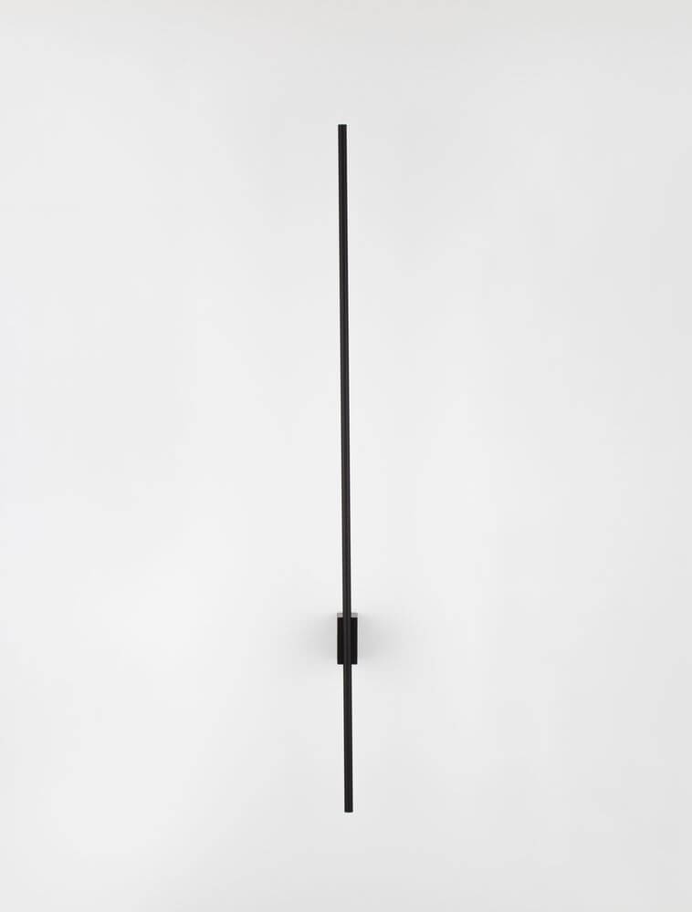 Tien LED Wandleuchte Versetzt 90/30cm 3000K Schwarz an weißer Wand