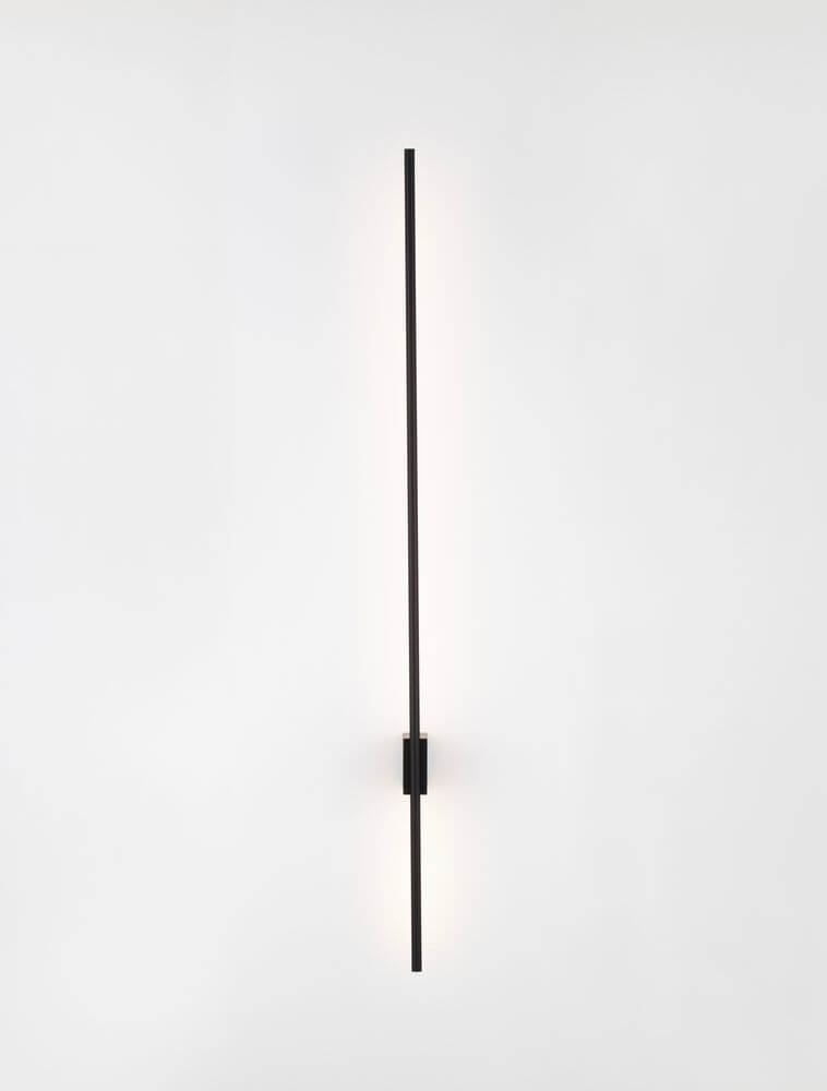 Tien LED Wandleuchte Versetzt 90/30cm 3000K Schwarz an weißer Wand, modernes Design.