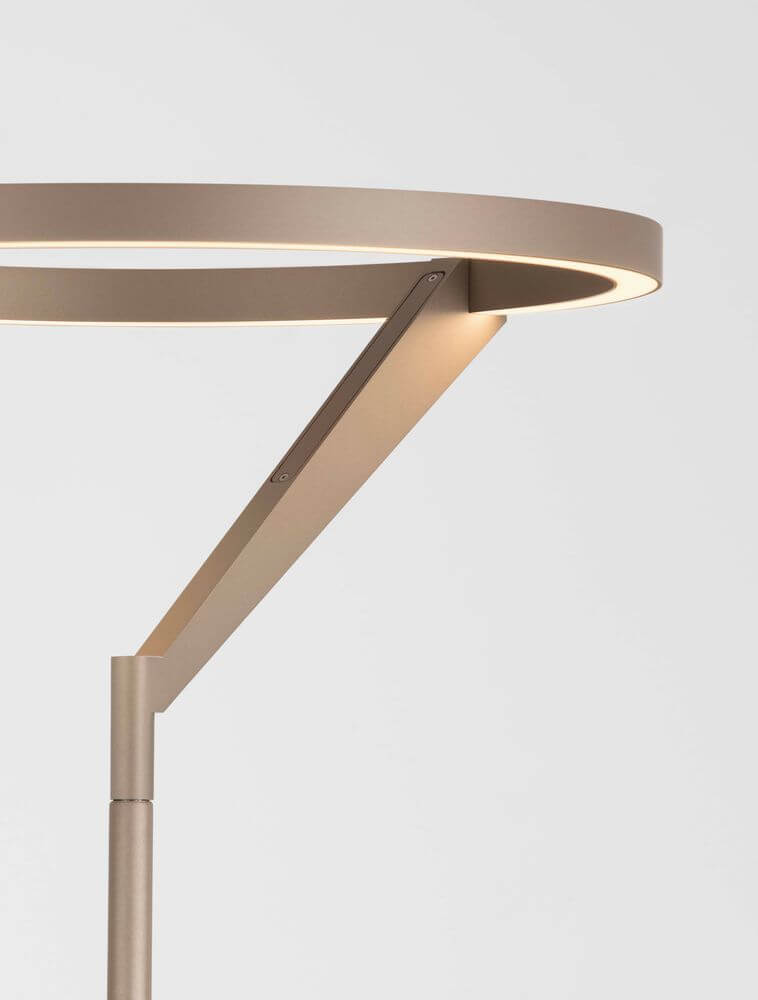 Detailansicht der Tilia LED Stehlampe H 168cm 3000K mit modernem Design und Foggy-Nickel-Finish.