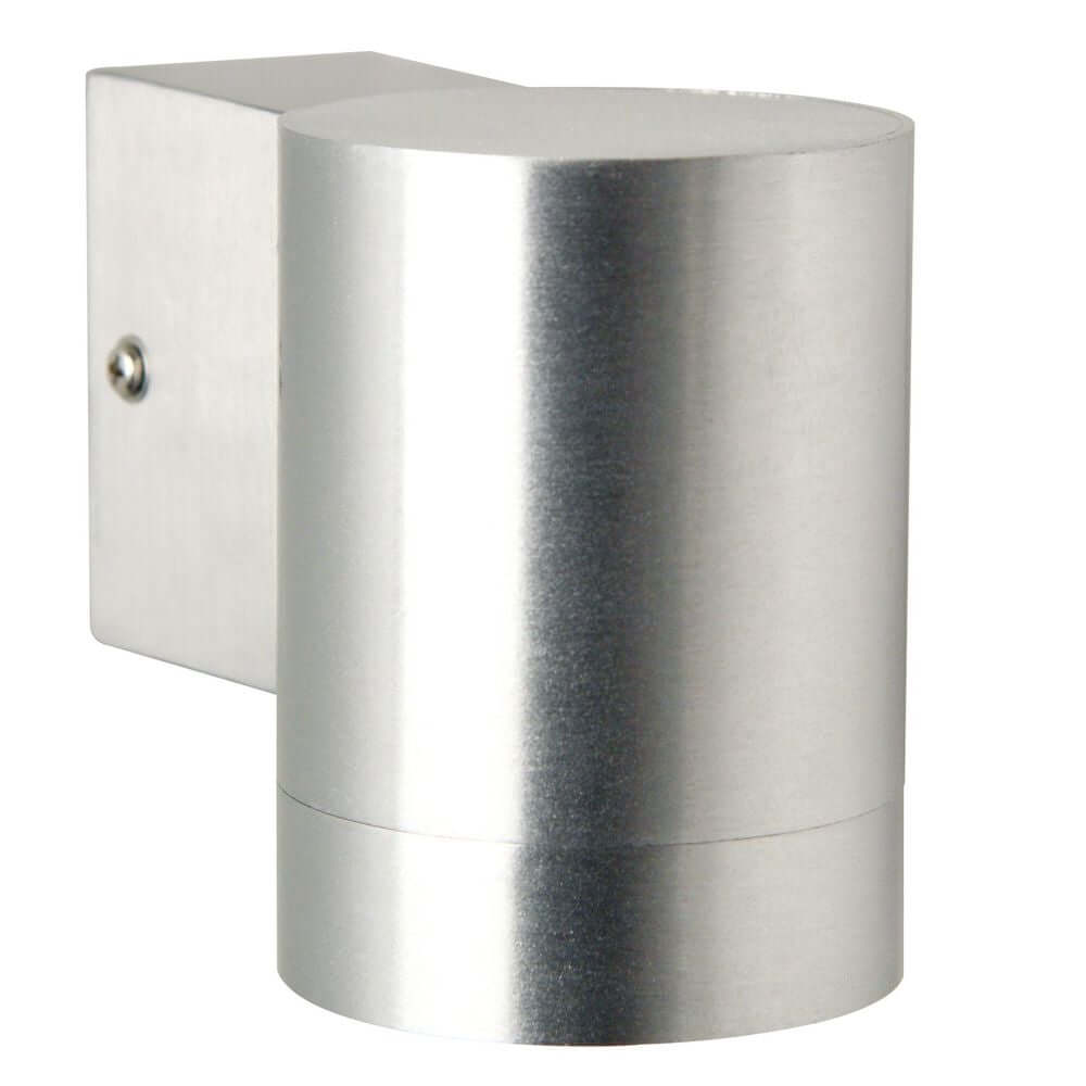 Die stylische Tin Maxi Außen-Wandleuchte IP54 Alu in modernem Design, ideal für Außenwand und Terrasse.