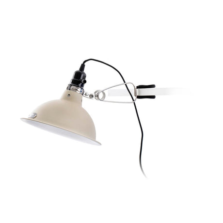 Tisch-Klemmleuchte PEPPER Beige mit einem beigen Lampenschirm und einer praktischen Klemme.