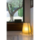 Tischlampe AKANE Schwarz, Beige steht stilvoll in einem modernen Raum mit Fensterblick.