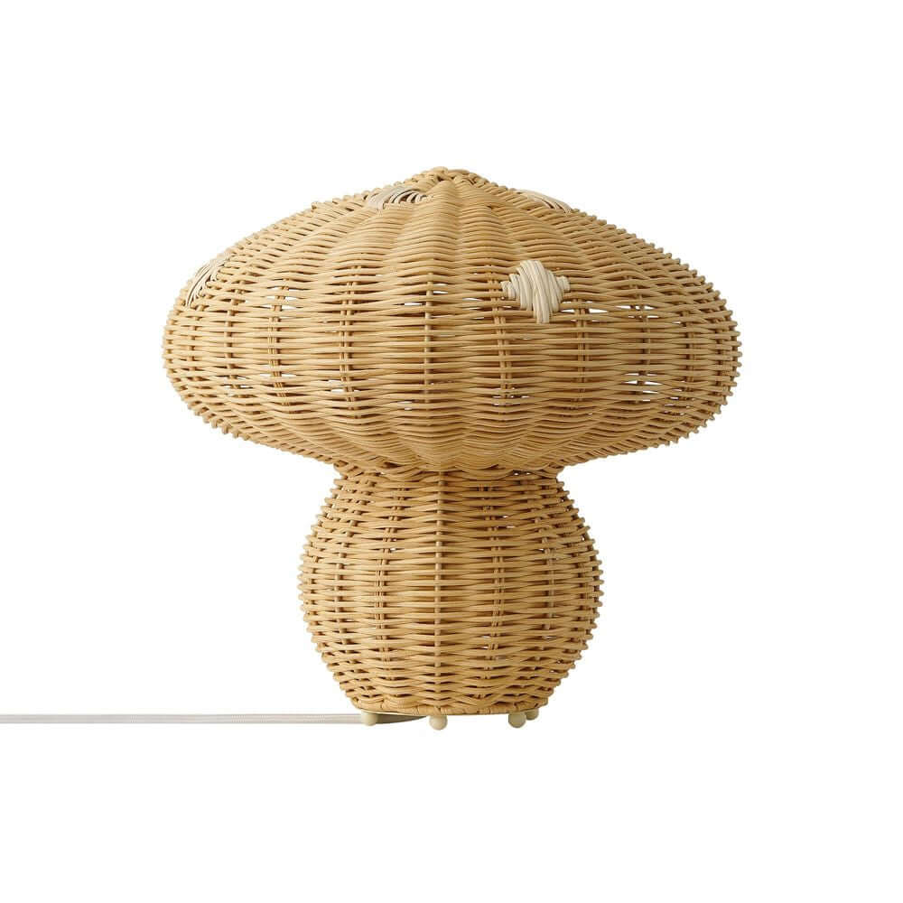 Tischlampe Allie in Pilzform aus Rattan, ideal für ein schönes Licht- und Schattenspiel im Kinderzimmer.