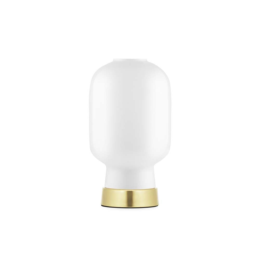 Ample de lampe de table dans un look scandi blanc, laiton