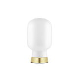 Ample de lampe de table dans un look scandi blanc, laiton