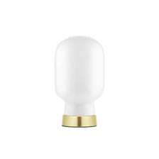 Tischlampe Amp im Skandi-Look Weiß, Messing - elegante Leuchte mit nostalgischem Design und edlen Materialien.