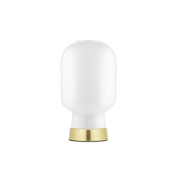 Tischlampe Amp im Skandi-Look Weiß, Messing - elegante Leuchte mit nostalgischem Design und edlen Materialien.