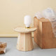 Tischlampe Amp im Skandi-Look Weiß, Messing auf einem Holztablett mit dekorativer Glühbirne.