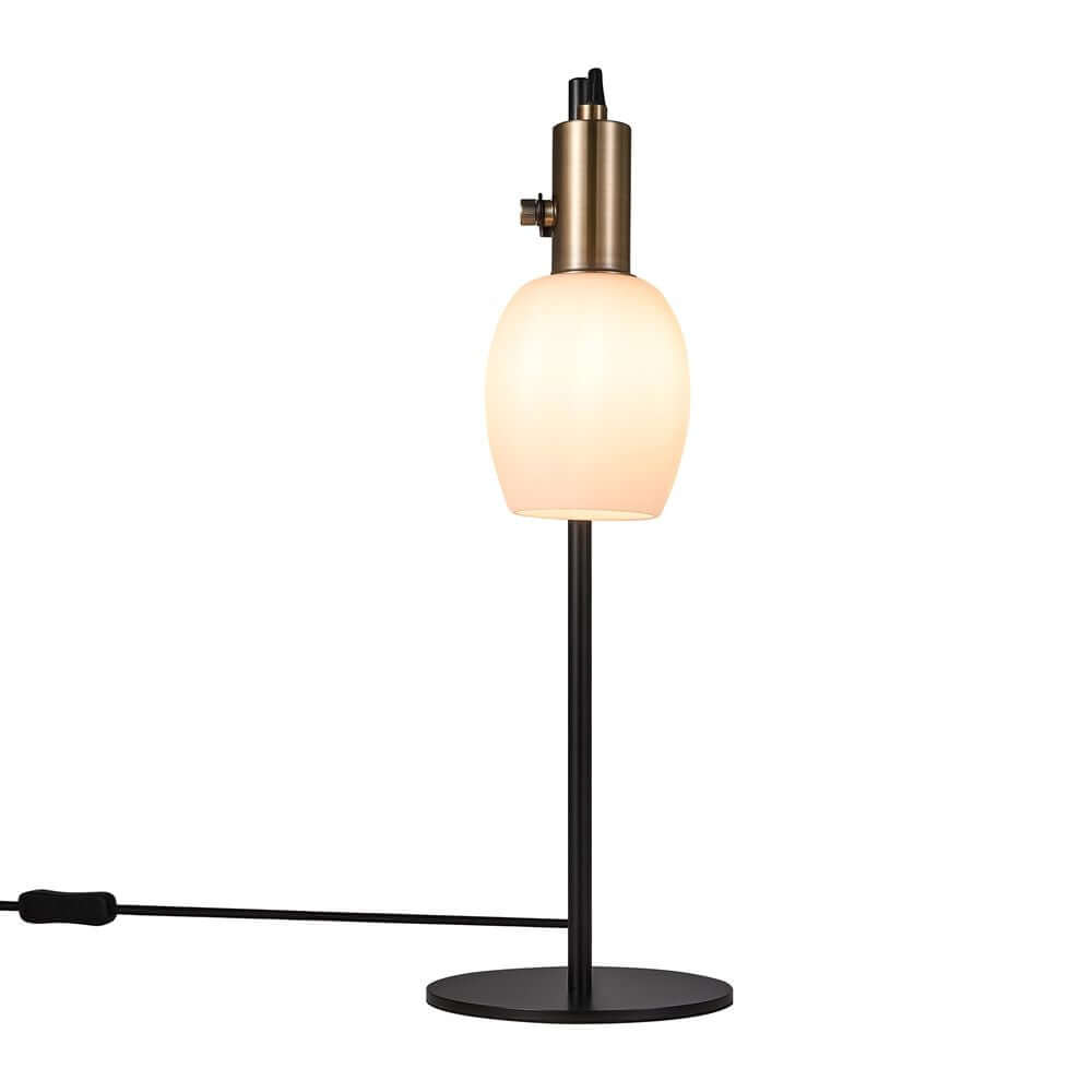 Tischlampe Arild mit modernem Design und industriellem Touch, runder Opalglasschirm und Messingdetails.