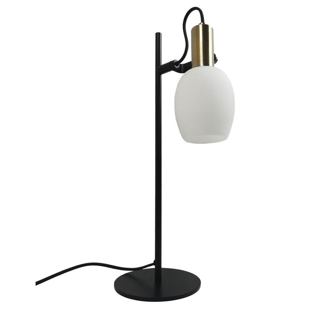 Tischlampe Arild mit weißem Opalglasschirm und bräunlichen Messingdetails auf schwarzem Stand.