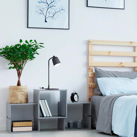 Moderne soveromsscene med Casablanca bordlampe Clavio Ø 12 cm, planter og oppbevaring.