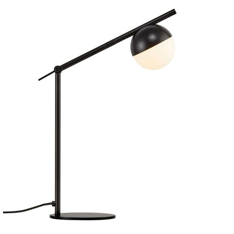 Tischlampe Contina mit kugelförmiger Opalglasscheibe und elegantem Design auf schwarzem Gestell.