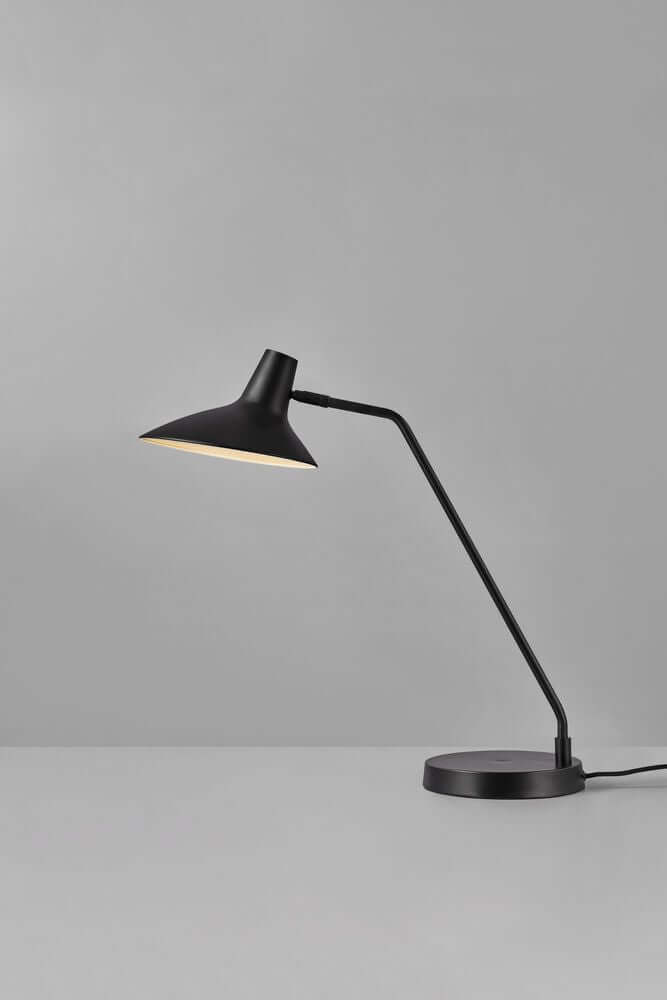 Tischlampe Darci in modernem Industriedesign mit flexiblem Lampenkopf.