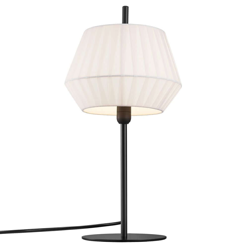 Tischlampe Dicte mit schwarzem Gestell und weißem Lampenschirm für modernes Interieur.