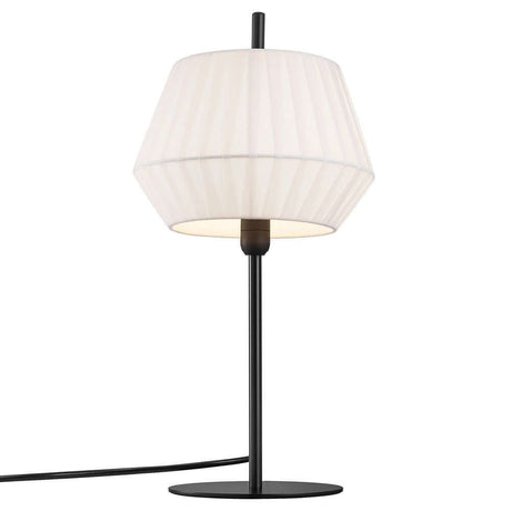 Tischlampe Dicte mit schwarzem Gestell und weißem Lampenschirm für modernes Interieur.