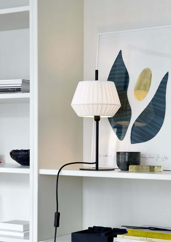 Tischlampe Dicte auf einem Tisch, elegantes Design mit geometrischer Form und sanftem Licht.