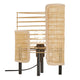 Tischlampe Jaffna mit elegantem Design aus Rattan und einer Glühbirne, die warmes Licht spendet.