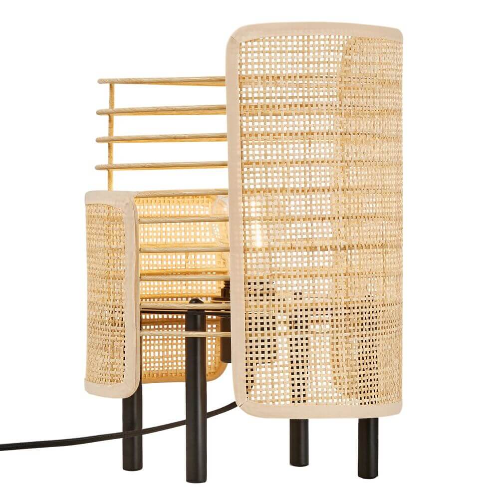 Tischlampe Jaffna mit modernem Design aus Rattan und schwarzem Fuß, ideal für stimmungsvolle Beleuchtung.